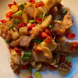 หมูกรอบคั่วพริกเกลือ