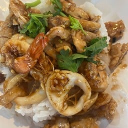 ข้าวรวมมิตรกระเทียมพริกไทย