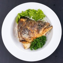 หัวปลาแซลมอนย่างเกลือ