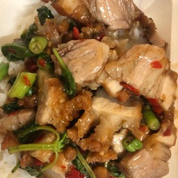 ข้าวกะเพราหมูกรอบ