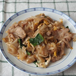 เส้นใหญ่ผัดซีอิ๊ว