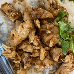 ข้าวไก่กระเทียมพริกไทย