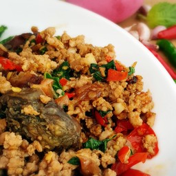 ไข่เยี่ยวม้ากะเพรากรอบ