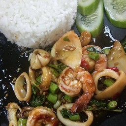 ข้าวกะเพรารวมมิตร(กุ้งหมึก )(กล่องฟูดเกรด เข้าไมโครเวฟได้)