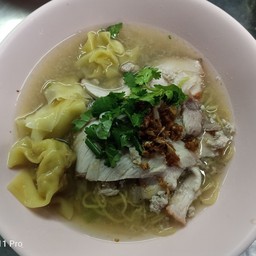 บะหมี่เกี๊ยวน้ำหมูแดง