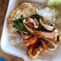 ข้าวกะเพราปลาหมึก