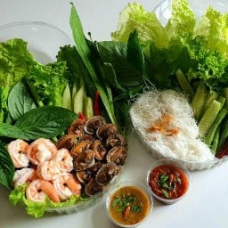 หอย กุ้ง หมู เนื้อ ลวกจิ้ม by พี่หมี