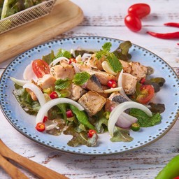 ยำแซลมอนย่าง Grilled Salmon Spicy Salad
