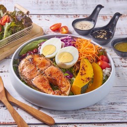 สลัด แซลมอนย่างพริกไทยดำ Grilled Black Pepper Salmon Salad