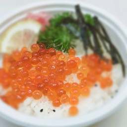 ข้าวหน้าไข่ปลาแซลมอน
