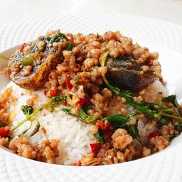กระเพราหมูสับไข่เยี่ยวม้า