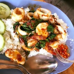 ข้าวกะเพรากุ้ง