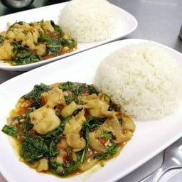 กระเพราไก่ 1 แถม 1