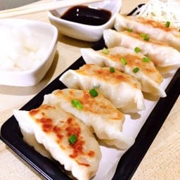 Makeeb Gyoza - มาคีบ เกี๊ยวซ่า