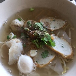 ก๋วยเตี๋ยวต้มยำเครื่องลูกชิ้นปลา