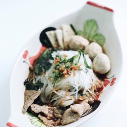 ก๋วยเตี๋ยวเรือน้ำตกต้มยำ