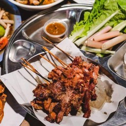 หมูปลาร้า & หนังไก่กรอบบู๊ตึ๊ง ฟู้ดดี้มาร์เก็ต บางนา