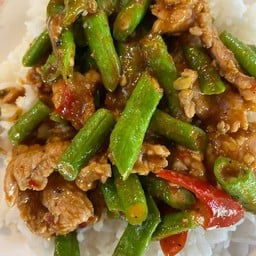 ข้าวราดผัดพริกแกงถั่วฝักยาว
