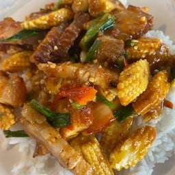 ข้าวราดผัดพริกแกงข้าวโพดอ่อนหมูกรอบ