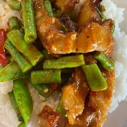 ข้าวราดผัดพริกแกงถั่วฟักยาวหมูกรอบ