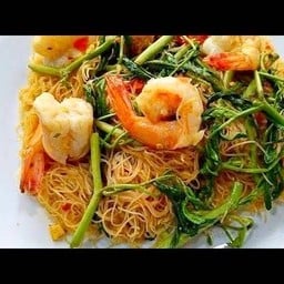 เส้นหมี่ผัดกระเฉดกุ้ง