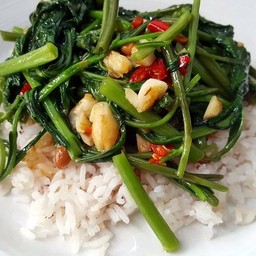 ข้าวผัดผักบุ้งไฟแดง