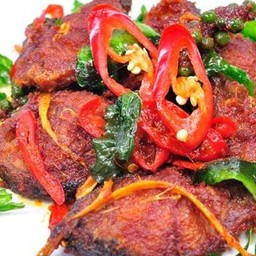 ข้าวปลาดุกทอดผัดพริกแกง