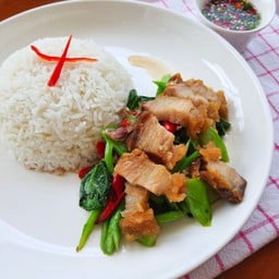 ข้าวคะน้าหมูกรอบ