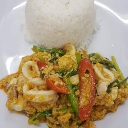 ข้าวปลาหมึกผัดผงกะหรี่