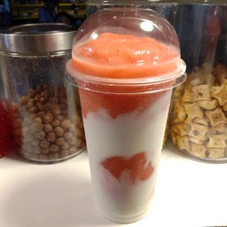 สตอเบอรี่โยเกิร์ต (แก้วยีราฟ)