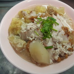 บะหมี่เกี๊ยวน้ำหมูแดงหมูกรอบ