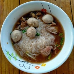ก๊วยเตี๋ยวน้ำตกรวมพิเศษ
