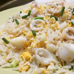 ข้าวผัดปลาหมึก