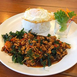 ข้าวกะเพราไก่สับไข่ดาว