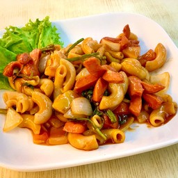 สปาเกตตี้/มักกะโรนี ผัดซอสไส้กรอก