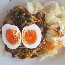 ยากิโซบะหน้าไข่ต้มยางมะตูม