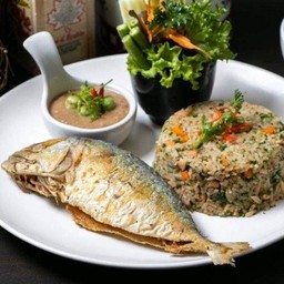 ข้าวผัดเริงเมืองปลาทูทอด