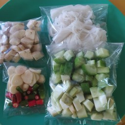 เครื่องเคียง พริก กระเทียม มะม่วง กล้วย แตงกวา