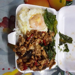 กะเพราไข่เยื่ยวม้าทอดกรอบ  ไข่ดาว