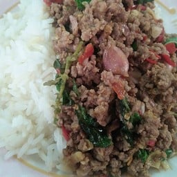 กะเพราเนื้อสับราดข้าว