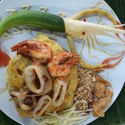 ผัดไทยทะเลเส้นจันท์ห่อไข่