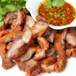 คอหมูทอด จิ้มแจ่ว