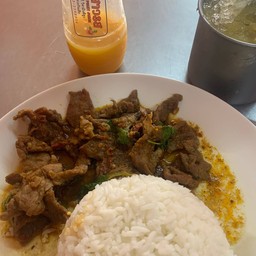 ข้าวผัดเผ็ดเนื้อ