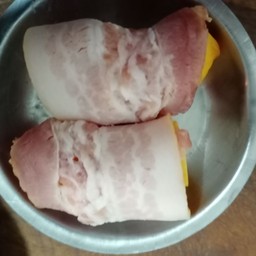 เบคอนพันใส้กรอก