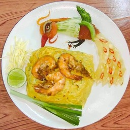 ผัดไทยกุ้งสดเส้นจันท์ห่อไข