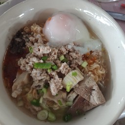 มาม่าต้มยำน้ำใสหรือน้ำข้นหมู+เครื่องใน