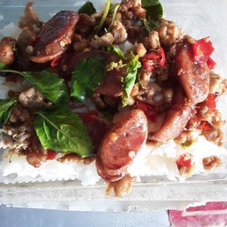 กะเพราหมูสับ กุนเชืยงราดข้าว