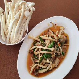 ผัดกระเพราเห็ดชิเมจิ