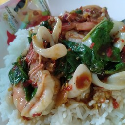 ผัดกะเพราทะเลราดข้าว