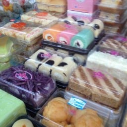 ขนมเค้กเบเกอรี่รวมร้านดังบางลำพู หน้าห้างพาต้าปิ่นเกล้าทางลงใต้ดินโลตัส